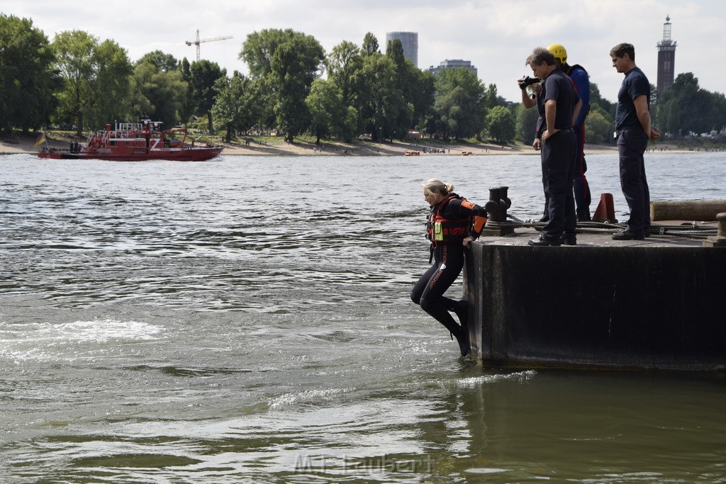 Uebung BF Taucher und Presse Koeln Zoobruecke Rhein P257.JPG - Miklos Laubert